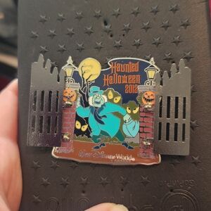 Walt Disney World Haunted Halloween 2012 Collectible Pin - Teal & Black LE 1200